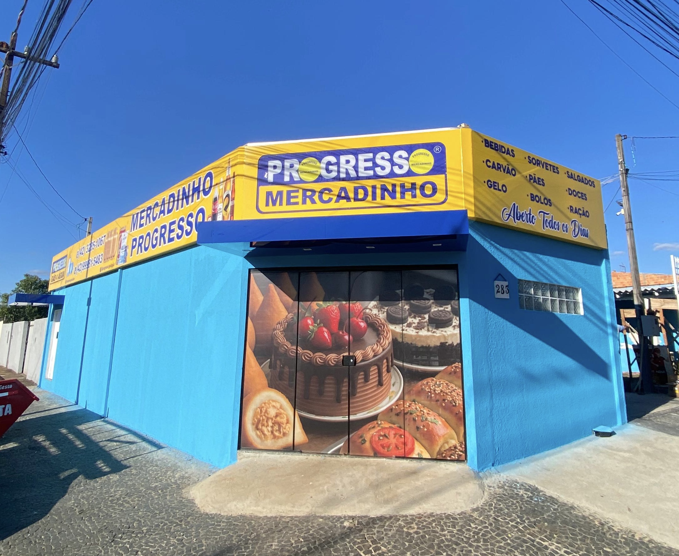 Fachada comercial em lona personalizada